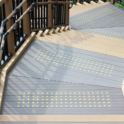 Verbundene Holzdecken aus Kunststoff UV-beständig Extrudierte WPC-Deckenfabrik