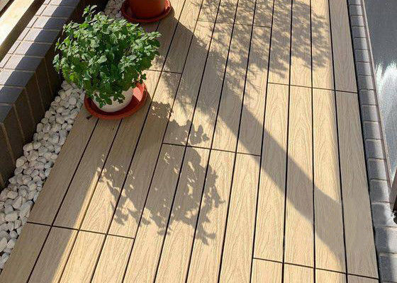 Ein guter Preis. Stilvolle und langlebige Holz-Kunststoff-Verbunddeckfliesen mit solider Struktur Online