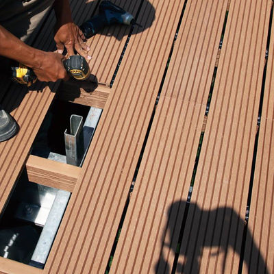 Ein guter Preis. Garten WPC Decking Panel Lieferanten kundenspezifische Multifunktionalität Online