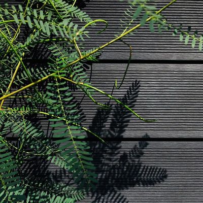 Ein guter Preis. Handelsplastikholzgebundene Decking-Effekte feuerfeste WPC-Holz-Polymer-Verbunddecking Online